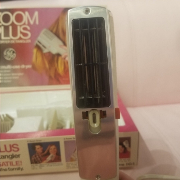 Zoom plus the dryer detangler with attachments. - Picture 3 of 11